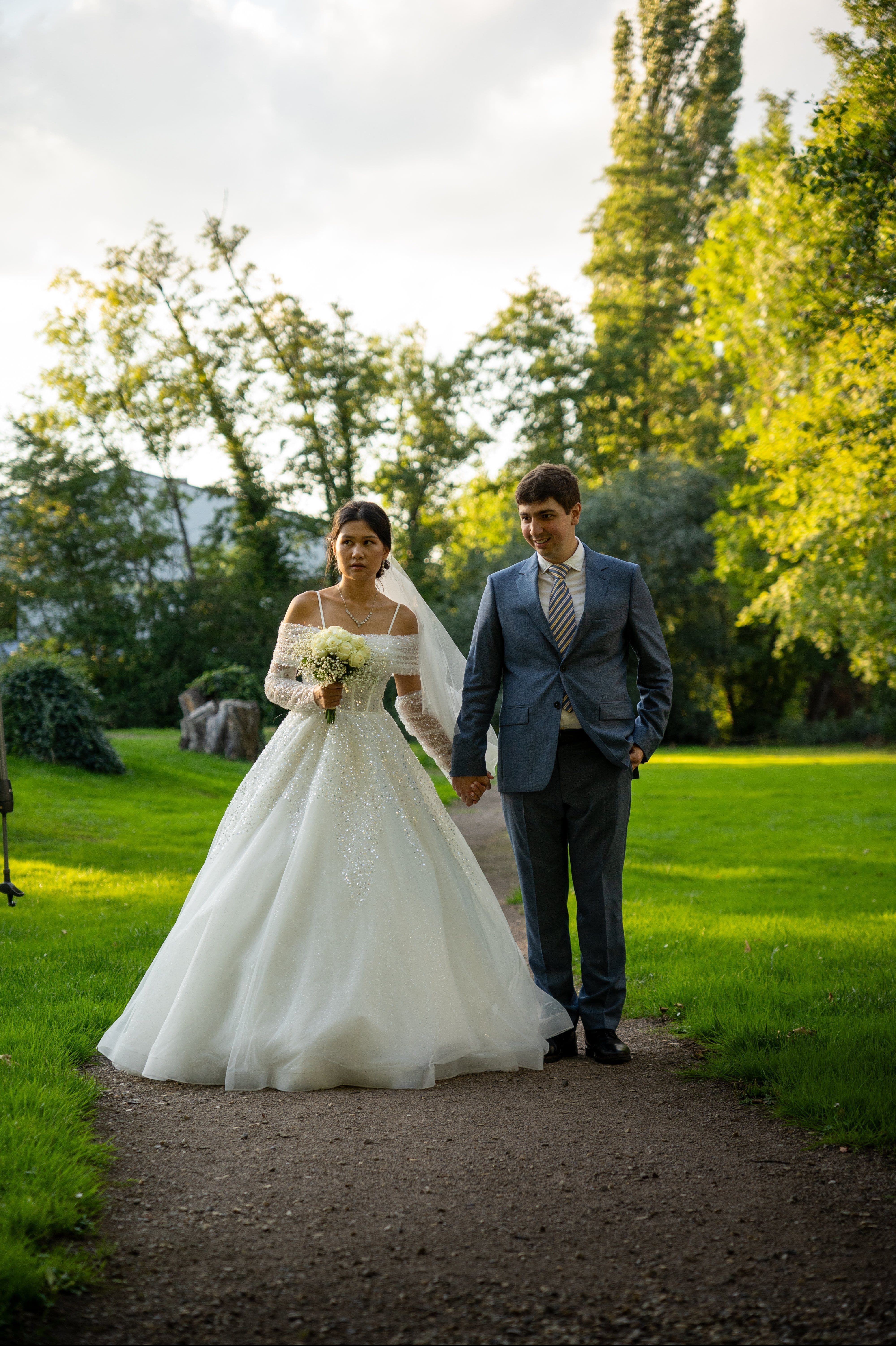 Portrait naturel des mariés pendant une séance photo couple en Occitanie