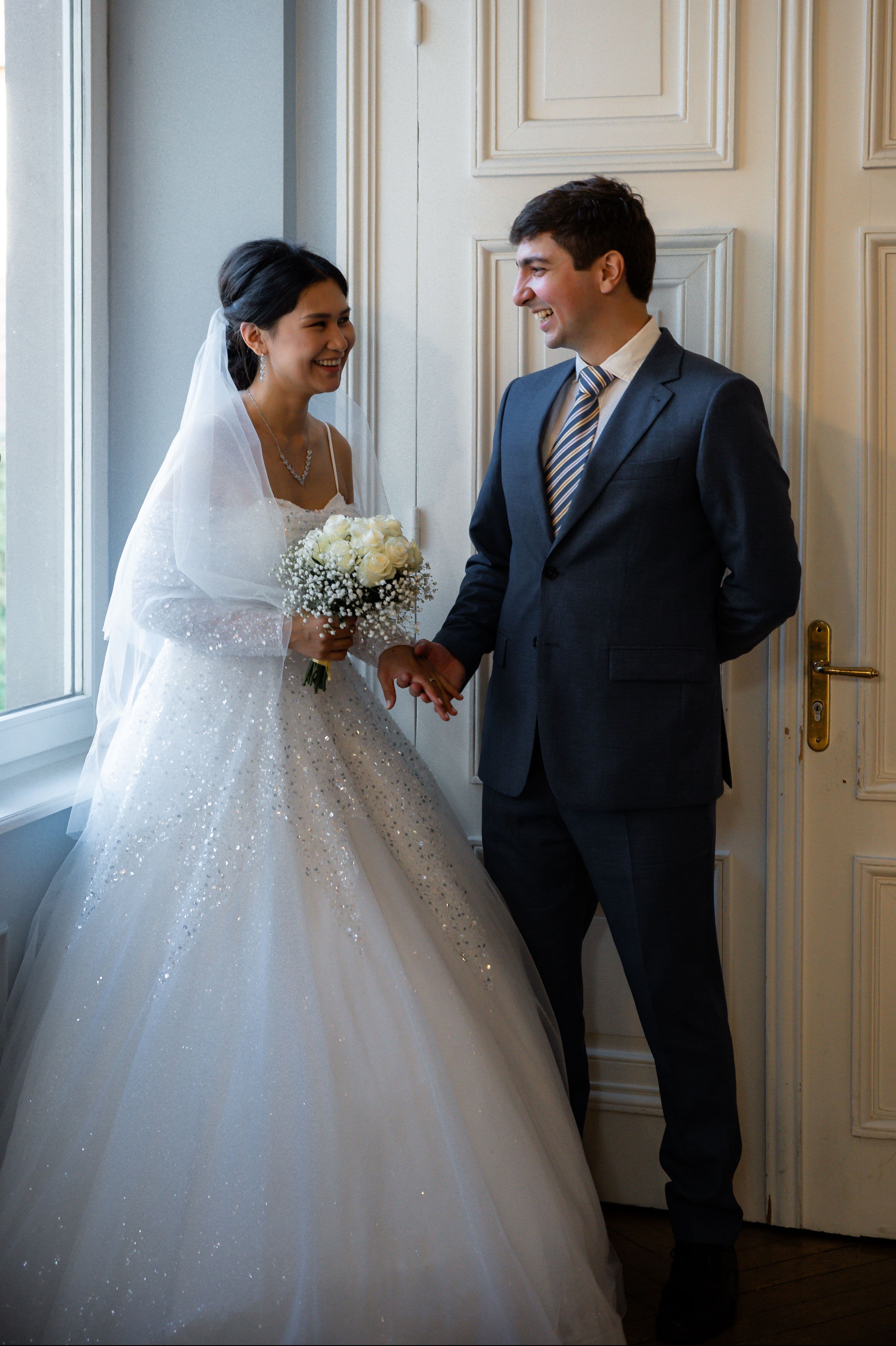Photo élégante de mariage à Toulouse avec les mariés dans une ambiance romantique